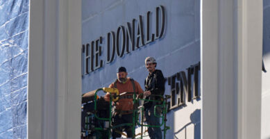 Trump inclui seu nome no memorial Kennedy Center e provoca reação política em Washington