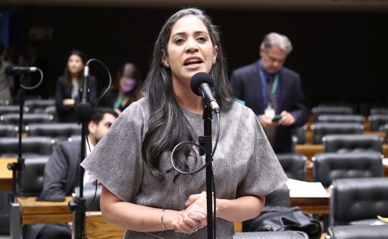Deputada Célia Xakriabá propõe levantamento sobre impacto da crise climática na vida de mulheres e meninas